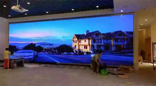 小間距LED顯示屏市場(chǎng)經(jīng)歷了迅猛的發(fā)展，小間距LED屏應(yīng)用邁向多元化了