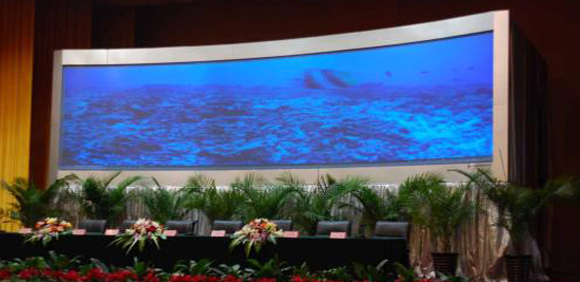 小間距LED顯示屏是什么？它比傳統(tǒng)顯示屏的區(qū)別？